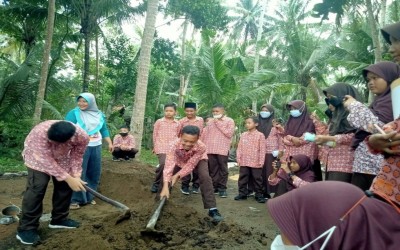 SISWA SMPN 3 WATES BELAJAR MEMBUAT KOMPOS